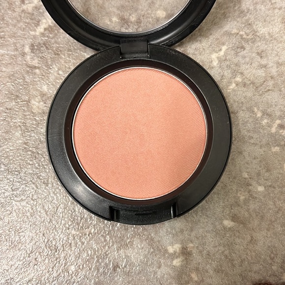 MAC fun ending blush - Picture 2 of 3